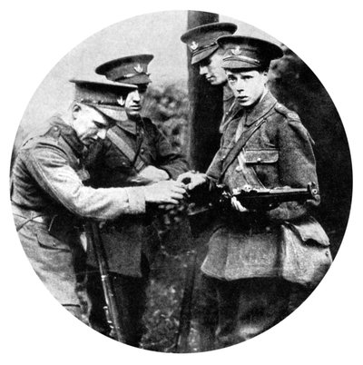 Prinsen af Wales læsser en riffel i Grenadier, Første Verdenskrig, 1914 af Unbekannt