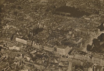 Puslespillet om kendte gader fra et nyt og spændende udsigtspunkt, c1935. af Unbekannt