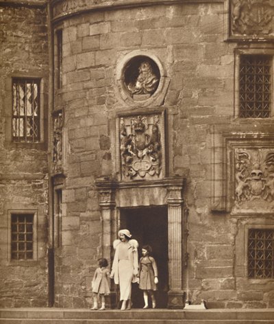 Dronningen i hendes gamle hjem, Glamis Castle, c1936 1937 af Unbekannt