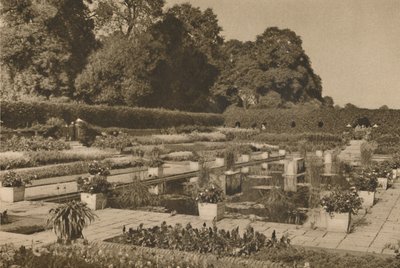 The Quiet of the Dutch Garden ved Kensington Palace bevogtet af låste porte, c1935. af Unbekannt