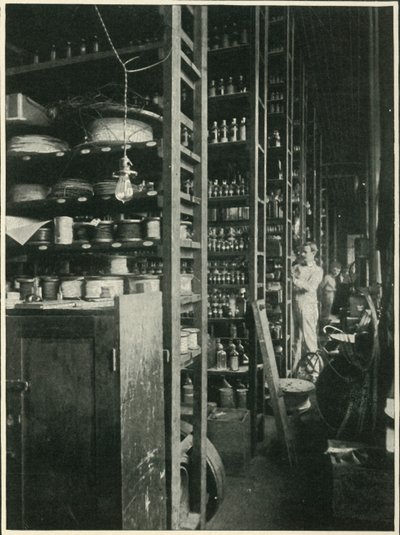 Hylderne i Edisons Laboratory med prøver af ethvert kendt stof, 1902. af Unbekannt