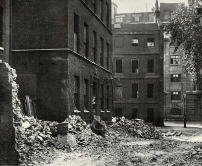 Stedet for porten fra Fetter Lane og de forladte huse, der venter på nedrivning, 1934. af Unbekannt