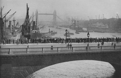 The Upper Pool fra London Bridge, en af de travleste dele af Londons havn, 1936 af Unbekannt