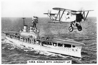 Hangarskibet HMS Eagle og et Fairey Flycatcher-fly, 1937 af Unbekannt