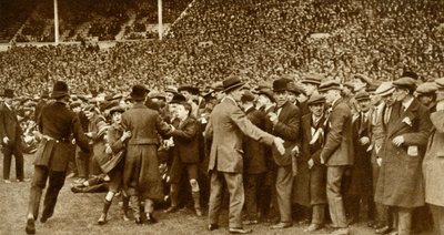 Den første FA Cup-finale afholdes på det nye Wembley Stadium i London, 28. april 1923, 1935. af Unbekannt