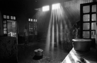 Køkkenet på Mental Hospital, Pabna, i Bangladesh. 1994. Mental Hospital, Pabna er det første hospital af sin art i Bangladesh med en befolkning på omkring 130 millioner. Det blev etableret i 1957 af den daværende civilkirurg i Pabna-distriktet i en lokal af Unbekannt