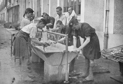 Morgentoilettet på kontinentet, 1914 af Unbekannt