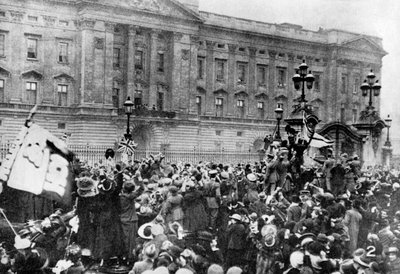 Den officielle meddelelse om våbenhvilen bliver læst, Buckingham Palace, 1918 1936 af Unbekannt