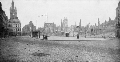 Ruinerne og klokketårnet i Douai, Frankrig, 1918 af Unbekannt