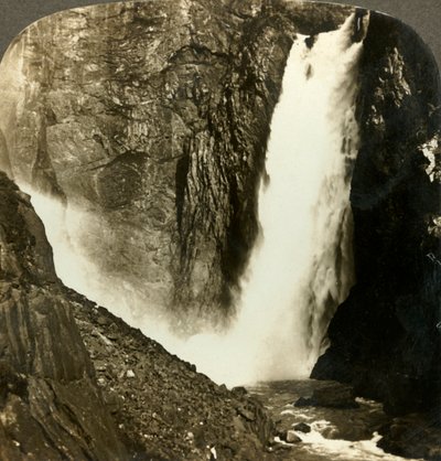 Det sydende vand i det mægtige Voringfos, et af de største vandfald i Norge, c1905. af Unbekannt