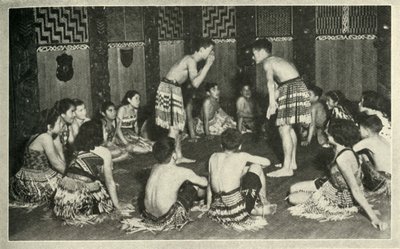 Disse maoribørn på Native School, Whakarewarewa, spiller et håndspil, c1948. af Unbekannt