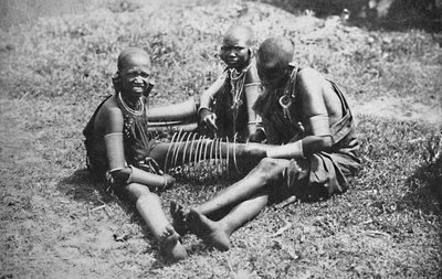 Tre unge Masai-kvinder, 1912 af Unbekannt