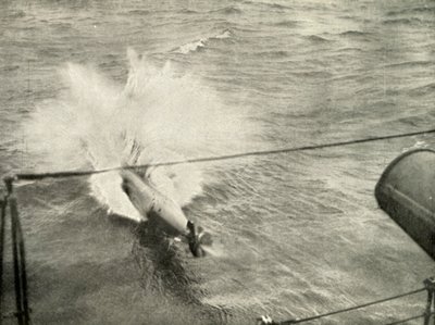 Torpedo på vej ind i vandet, 1919. af Unbekannt