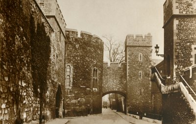 Tower of London...Bloody Tower...St. Thomass Tower og Wakefield Tower, c1910. af Unbekannt