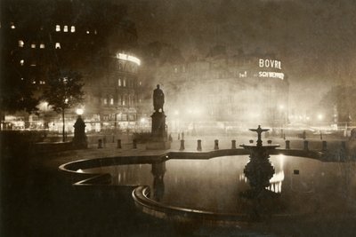 Trafalgar Square. Ser mod Charing Cross. London by Night, 1928. af Unbekannt