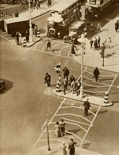 Trafik og fodgængere på Trafalgar Square, London, 1935. af Unbekannt