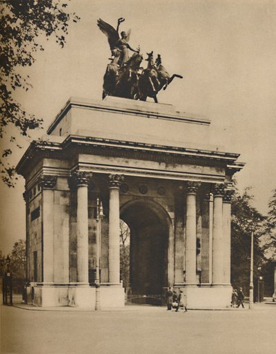 Triumfbuen flyttet fra Hyde Park til Constitution Hill, c1935. af Unbekannt