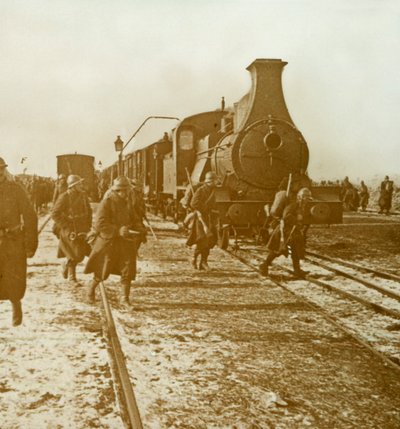 Tropper går fra borde fra damptog, c1914-c1918 af Unbekannt