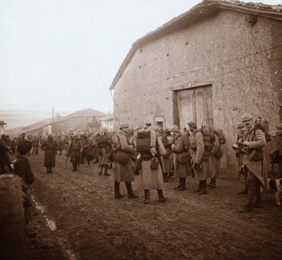 Tropper med pakker på ryggen, Somme, Nordfrankrig, c1914-c1918 af Unbekannt