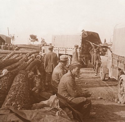 Lastbiler på Voie Sacrée, Verdun, Nordfrankrig, c1914-c1918. af Unbekannt