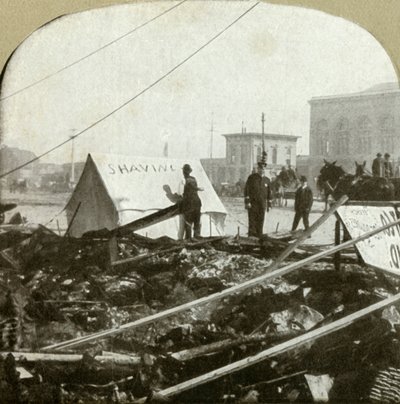 Ægte grus - Barbermalerskilt på telt strakt på fortovet på tidligere sted, 1906. af Unbekannt