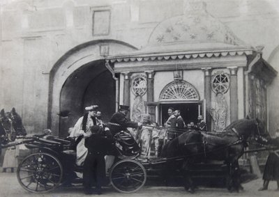 Tsarina Alexandra Fyodorovna besøger det iberiske kapel, Moskva, Rusland, 1900-tallet af Unbekannt