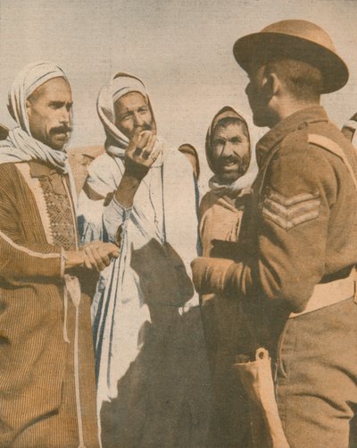 Tunesiske arabere byder en britisk sergent velkommen i Chaouach, 1943 af Unbekannt