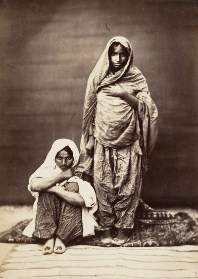 To indiske kvinder, en siddende, 1860