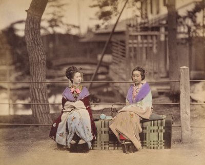 [To japanske kvinder sidder på en bænk], 1870