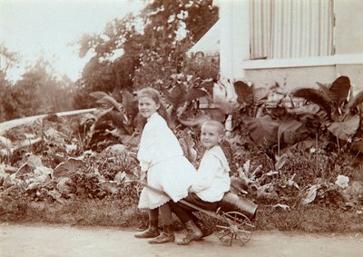 To børn, der leger udendørs, 1890