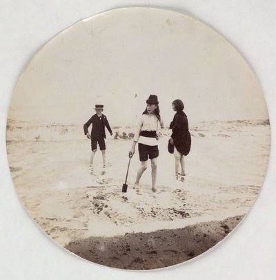 "To piger og en dreng padler i havet", vers les annees 1890 af Unbekannt