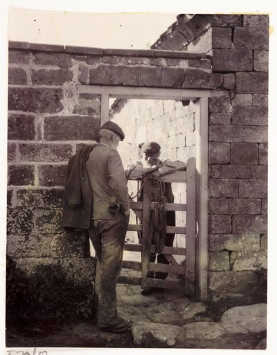 To mænd taler over en port, ca 1905 af Unbekannt