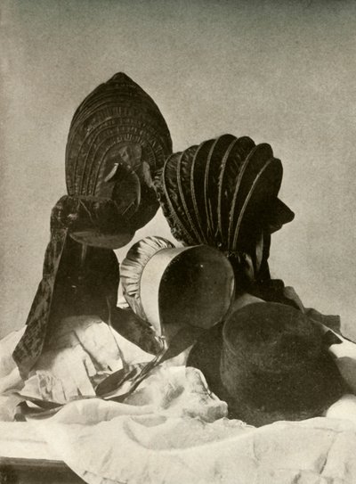 To silkecalashes, ridehue, Quaker-hjelm, hat, handsker og nederdel, c1700-tallet, 1937. af Unbekannt