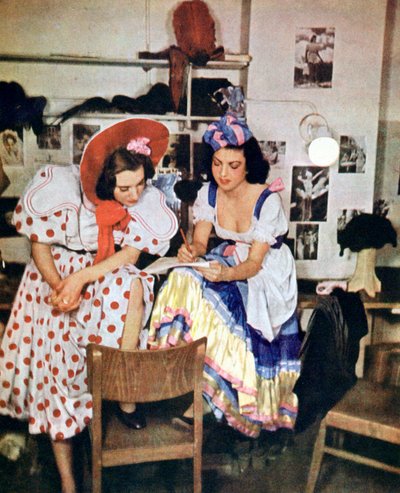 To kvinder fra den lette opera Like One Time i maj af Walter Kollo, Berlin, 1943 af Unbekannt
