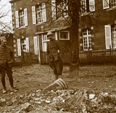 Ueksploderet 380 granat, Verdun, Nordfrankrig, c1914-c1918 af Unbekannt