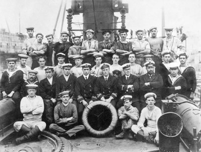 Storbritannien: Officers and Ships Company H.M.T.B 98, på den 344. krigsdag - c1915 af Unbekannt