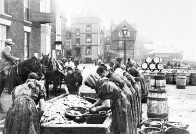 Storbritannien: Skotske silderender på arbejde i Scarborough. Scarborough, c1890 af Unbekannt