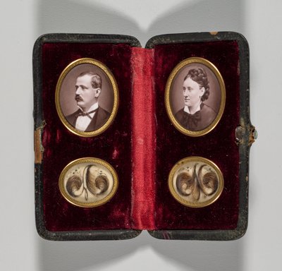 Uden titel Etui med portrætter af mand og kvinde og hårpynt, ca. 1870