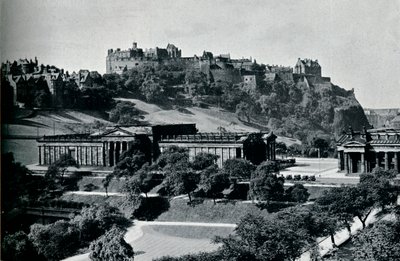 Udsigt over National Gallery of Scotland og Edinburgh Castle, c1945 af Unbekannt