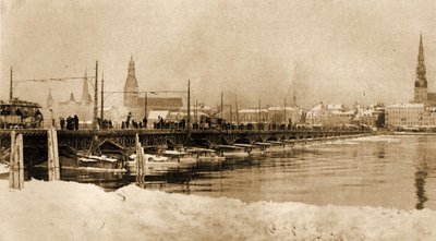 Udsigt over den flydende bro over Dwina, Riga, Letland. 1915 (foto) af Unbekannt