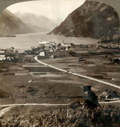 Landsbytage og solrige marker i Odde, N. op ad den smalle bjergomgivne Sorfjord, Norge, 1905. af Unbekannt