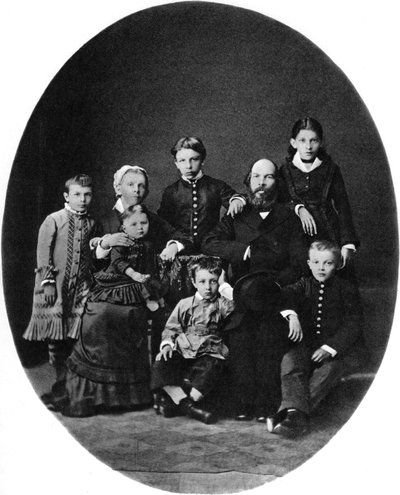 Vladimir Ulyanov Lenin som gymnasieelev med sin familie, Simbirsk, Rusland, 1879 af Unbekannt