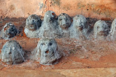 Voodoo-fetich ved indgangen til et kloster. Togoville, Togo af Unbekannt