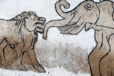 Voodoo-vægmaleri på Akodessewa Fetish Market, kendt som verdens største voodoo-marked. Elefant og løve. Lomé, Togo af Unbekannt