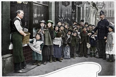 Venter på pakker med mad, Cheapside, c1903 1903 af Unbekannt