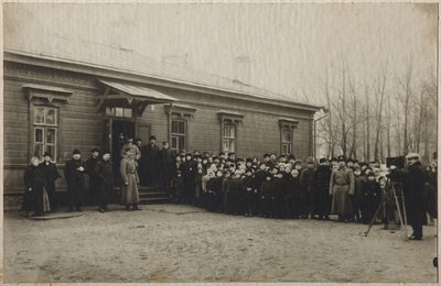 Venter på fjernelse af Leo Tolstojs lig på Astapovo-stationen, 20. november 1910, 1910 af Unbekannt