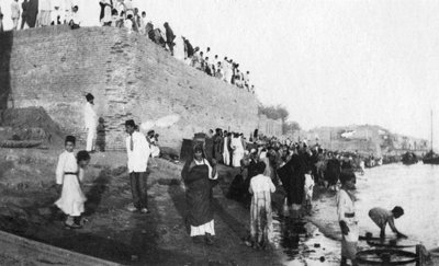 Venter på, at troppeprammene ankommer, Tigris-floden, Bagdad, Irak, 1917-1919 af Unbekannt