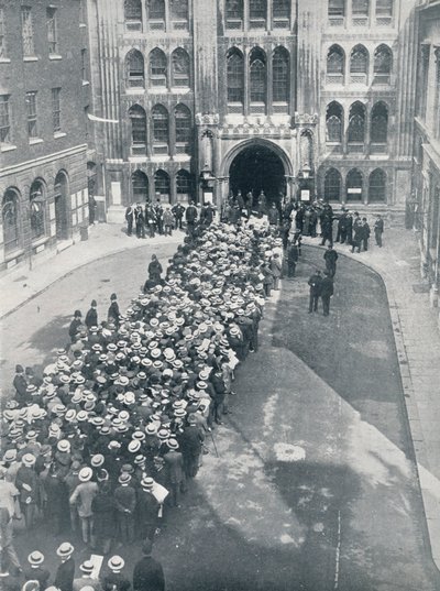 Venter på at komme ind i Guildhall til Mr. Asquiths første store indkaldelse til våbenmøde, 1914 af Unbekannt