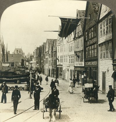 Pakhuse langs kajen i Bergens gamle bydel, i århundreder Norges store fiskemarked, c1905. af Unbekannt