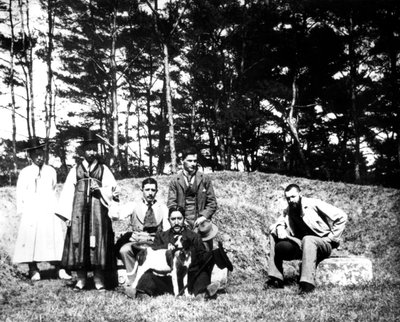 Vestlige besøgende med lokalbefolkningen, Nam San, Korea, 1900 af Unbekannt